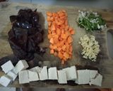 Foto langkah ke 1 dari resep Sup Tahu, Wortel dan Jamur Kuping.