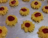 Foto langkah ke 1 dari resep Kue dahlia/semprit mawar.