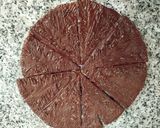 Foto del paso 7 de la receta: Pizza dulce con masa de galletas cubierta de chocolate y decorar a tu gusto