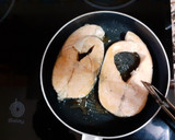 Foto del paso 1 de la receta: Salmón a la plancha con champiñones y zanahorias
