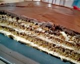 Pas rețetă Prăjitură cu foi din nuca, crema caramel și glazură de ciocolată 12 fotografie