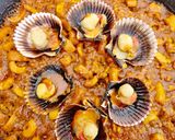 Foto del paso 7 de la receta: Arroz de vieiras y calamar con crema de bogavante