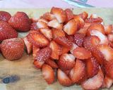 Foto langkah ke 1 dari resep Selai Strawberry Homemade 2 bahan.