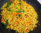 Foto langkah ke 7 dari resep Mie Goreng Telor Pipih.