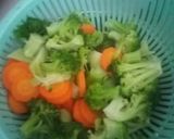 Foto langkah ke 3 dari resep Tumis Brokoli Wortel.