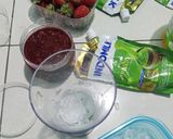 Foto langkah ke 3 dari resep Strawberry Matcha Latte.