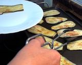Foto del paso 3 de la receta Rollitos de berenjena con jamón York y queso al horno