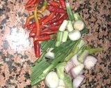 A picture of step 1 of Scallions chicken pepper soup.
