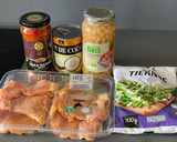 Foto del paso 1 de la receta: Curry de pollo, garbanzos y ajetes