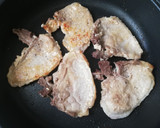 Foto del paso 1 de la receta: Chuletas de lomo de cerdo marinadas con patatas ligeras 🥩
