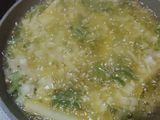 Patatas fritas encebolladas y croquetas