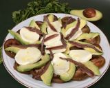 Foto del paso 4 de la receta: Ensalada de tomate, aguacate, mozzarella y anchoas