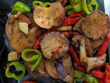 Jamoncitos de pollo con verduras y shiitake
