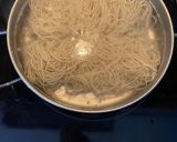Foto del paso 2 de la receta: Fideos de arroz con cebolla y salsa agridulce o de soja