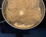 Foto del paso 2 de la receta: Fideos de arroz con cebolla y salsa agridulce o de soja