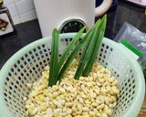 Hình bước làm 1 của món Sữa đậu nành lá dứa