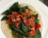 Foto del paso 2 de la receta: Cena saludable en 15 minutos: montadito de pollo guisado con queso asado ✨
