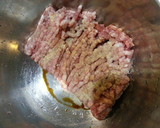 簡單又多汁的豬肉漢堡排的食譜步驟1照片