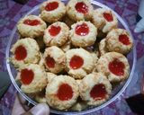 Foto langkah ke 5 dari resep Strawberry Thumbprint Cookies 🍓.