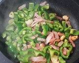 Foto del paso 1 de la receta: Arroz con pimiento verde y bacon