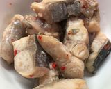 Hình bước làm 2 của món Cá lăng kho muối ớt