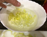 Foto del paso 1 de la receta: Muslo de pollo deshuesado sin piel a la plancha con ensalada