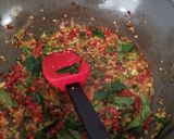 Foto langkah ke 3 dari resep Terong Pedas Daun Kari.