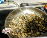 Foto del paso 4 de la receta: Chirla al ajillo con alcachofa