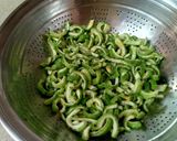 A picture of step 1 of Pyaaz Karele.