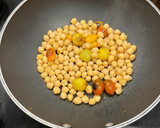 Foto del paso 3 de la receta: Curry de garbanzos y brócoli 🥦 con bacalao a la plancha y ajo aceite
