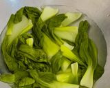 Foto langkah ke 2 dari resep Pokcoy Cah Jamur.