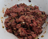 Foto del paso 1 de la receta: Albóndigas con taquitos de jamón, pepinillo y aceitunas negras