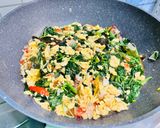 Foto langkah ke 4 dari resep Cah bayam telur tomat.