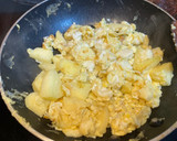 Foto del paso 2 de la receta: Huevos revueltos con manzana y queso