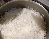 A picture of step 2 of Bihon Guisado.