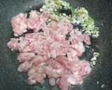 รูปขั้นตอนการทำที่ 2 ของ สปาเก็ตตี้กะเพราหมูสับพริกหวาน