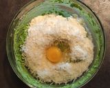 Foto del passaggio 7 della ricetta Insalata colorata di frutti e noci con mini burger di quinoa spinaci e ricotta