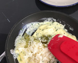 Foto del paso 2 de la receta: Huevos revueltos con queso y pepinillo