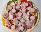 Hình bước làm 7 của món Pizza cá hồi xúc xích thịt xông khói