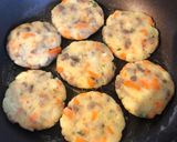Foto langkah ke 3 dari resep 8. Perkedel irit minyak (fry pan).