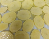 Foto del paso 2 de la receta: Lubina a la sal con patatas al vino blanco