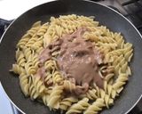 Foto del passaggio 7 della ricetta Fusilloni con ragù d'anatra alla birra, crema di porcini, funghi pioppini e pinoli tostati