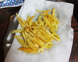 Foto del paso 5 de la receta: Barritas crujientes de gallo con papas fritas y salsa rosa
