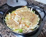 Foto del paso 6 de la receta: Fideos chinos con gambas y pollo