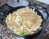 Foto del paso 6 de la receta: Fideos chinos con gambas y pollo