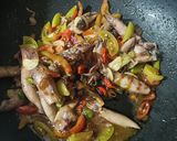 Foto langkah ke 6 dari resep Asin Cumi Asam Manis.