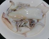 Hình bước làm 1 của món Mực dồn thịt sốt cà chua
