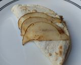 Foto del paso 8 de la receta: Tortilla🍆🧀 rellena🌯 de berenjena tatemada, cebolla🌰, queso🍐 y pera🥙🫓🧀