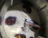 A picture of step 2 of Strawberry dates smoothies.