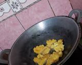 Foto langkah ke 3 dari resep Kentang Goreng Telur.